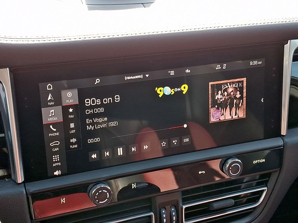 2023 Porsche Macan S - Photo 18