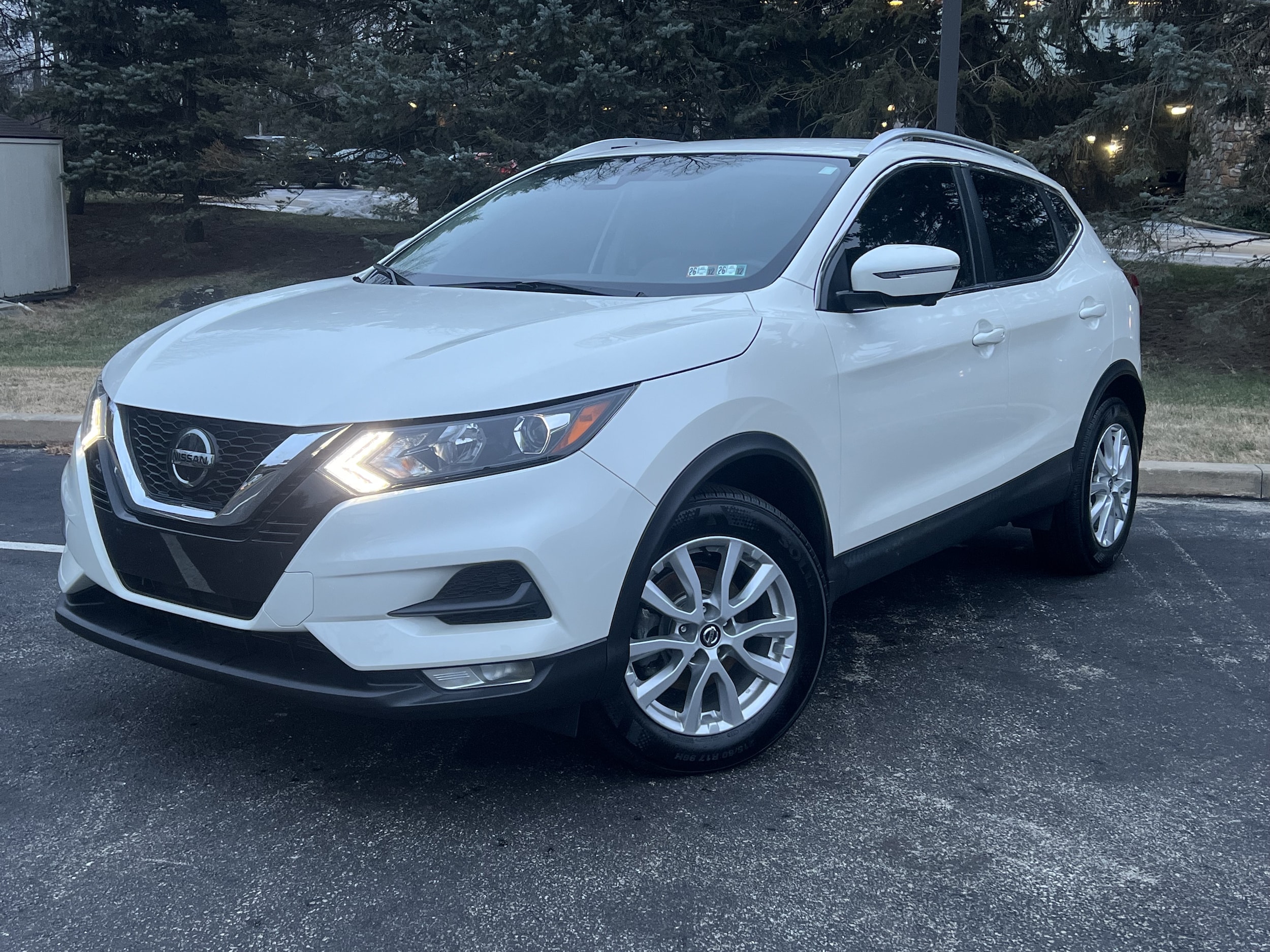 2022 Nissan Rogue Sport SV's photo