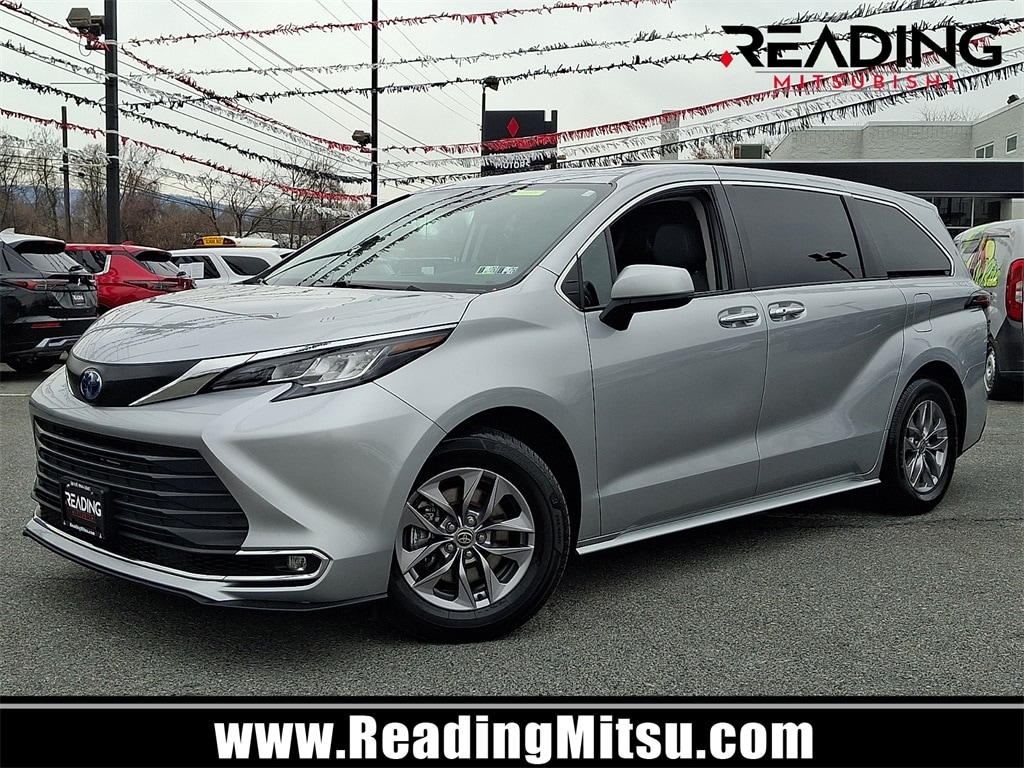 2023 Toyota Sienna XLE's photo