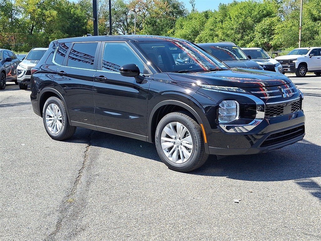 2025 Mitsubishi Outlander ES photo 2