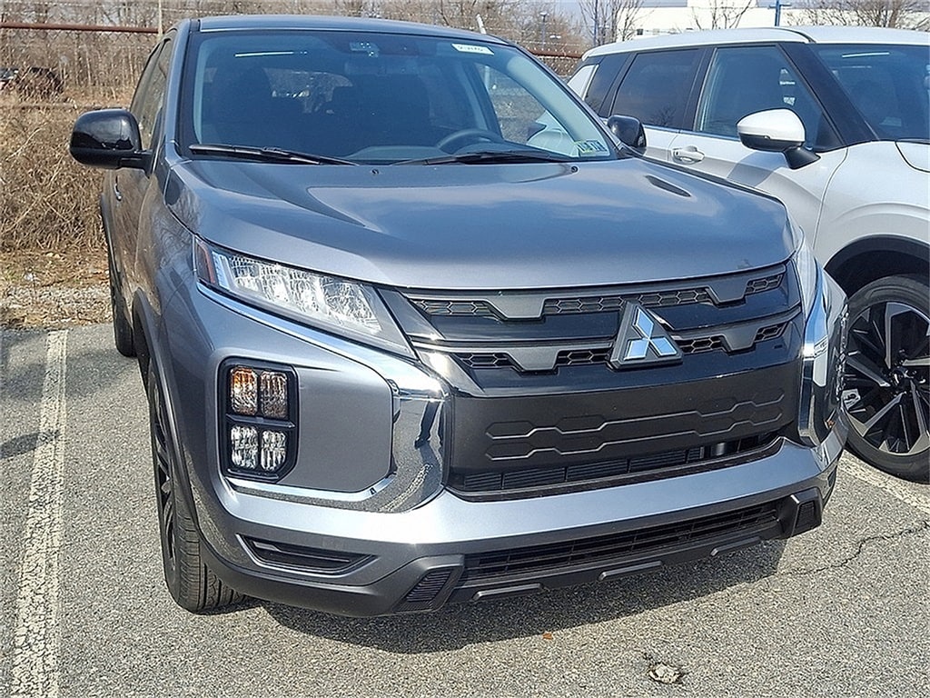 2025 Mitsubishi Outlander Sport LE's photo