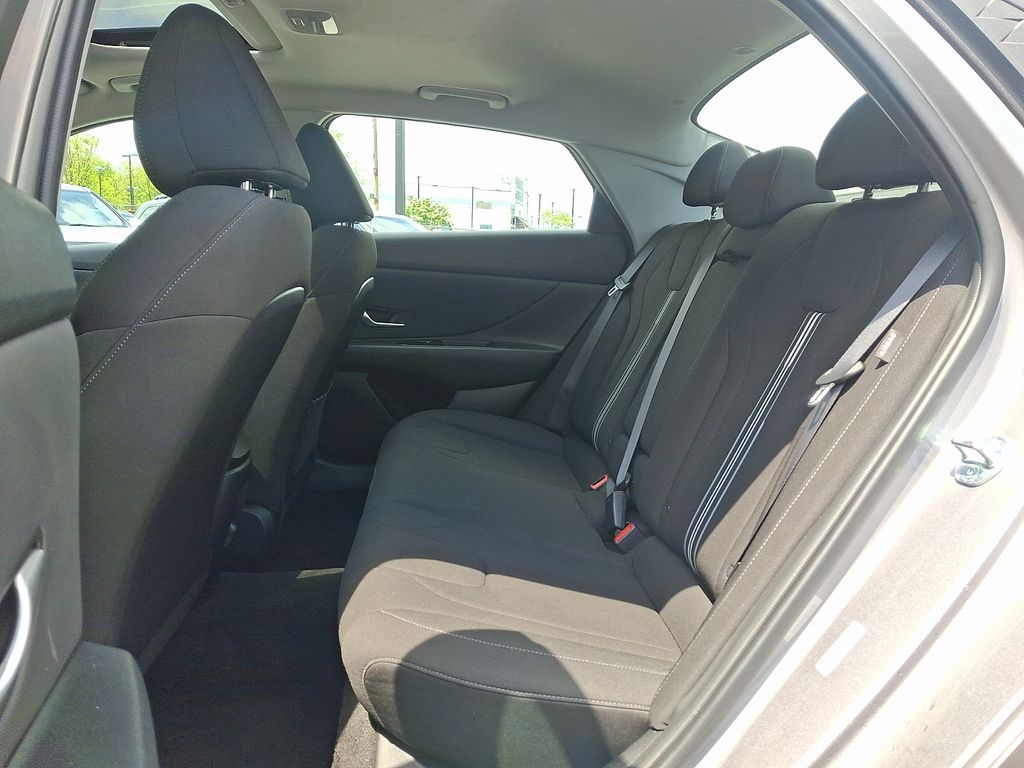 2025 Hyundai Elantra SEL - Photo 12