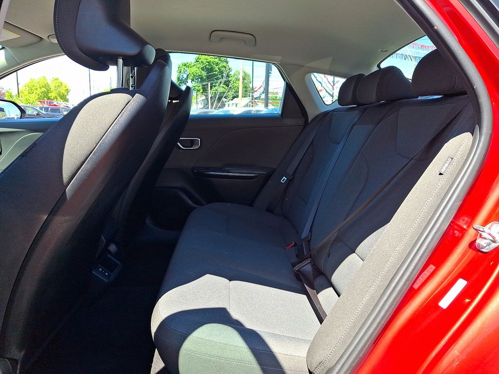 2025 Kia K4 LXS - Photo 12