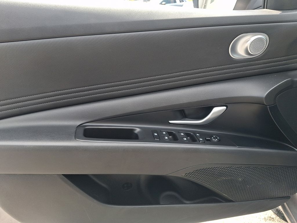 2025 Hyundai Elantra SEL - Photo 14