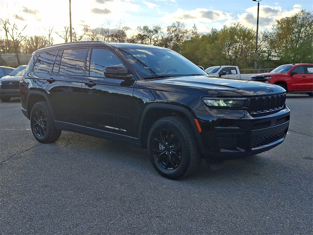 2024 Jeep Grand Cherokee Laredo photo 3