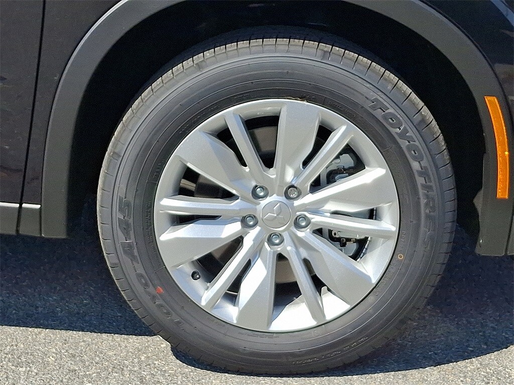 2025 Mitsubishi Outlander ES photo 3