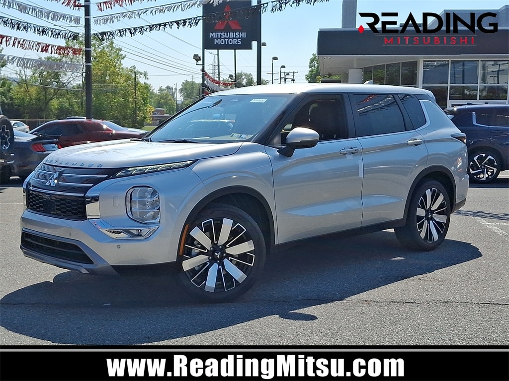 2025 Mitsubishi Outlander SE's photo