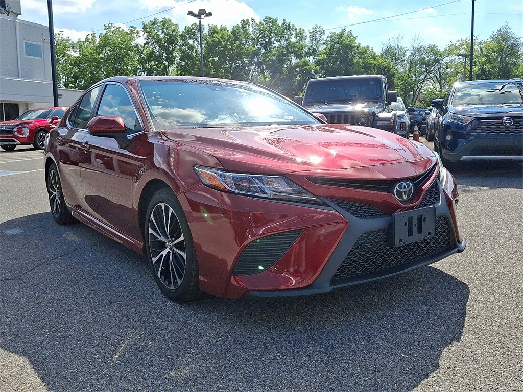 2018 Toyota Camry SE photo 3