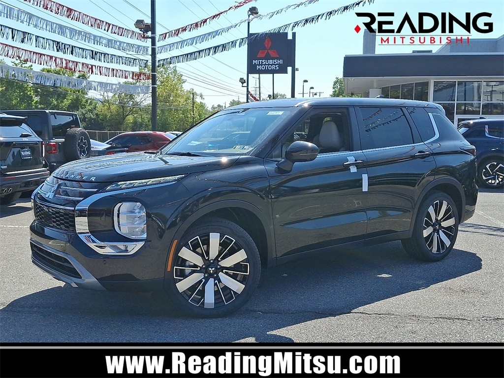 2025 Mitsubishi Outlander SE's photo