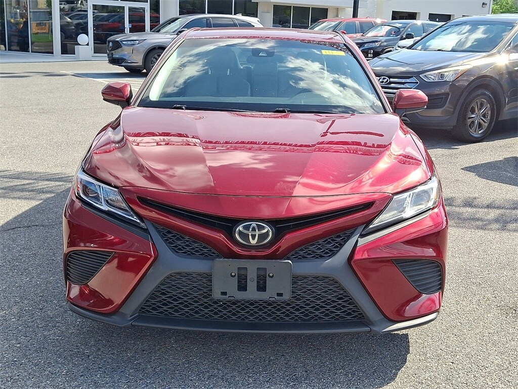 2018 Toyota Camry SE photo 2