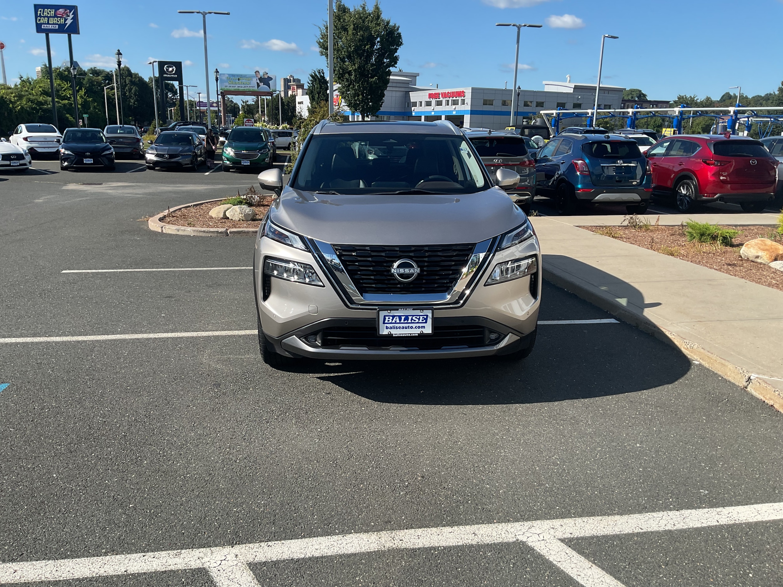 2022 Nissan Rogue SL's photo