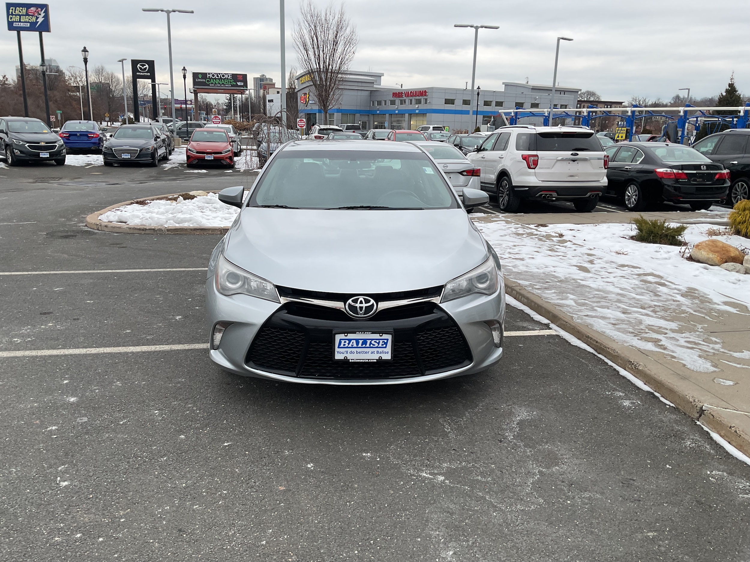 2015 Toyota Camry SE's photo