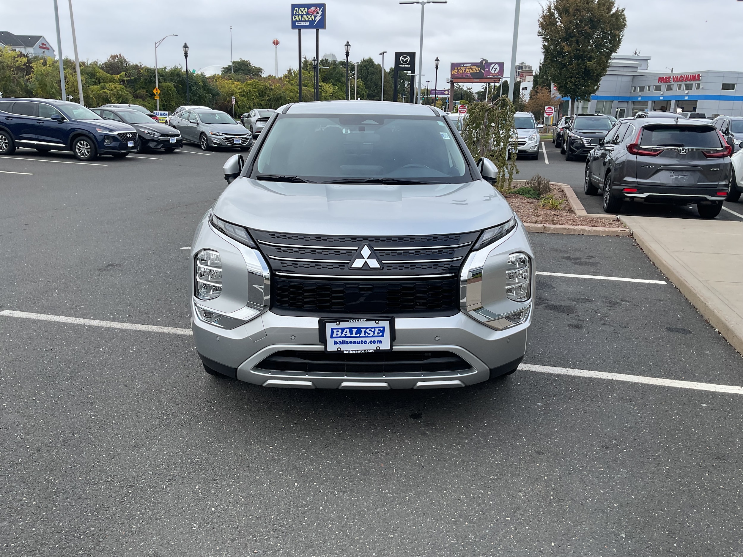 2023 Mitsubishi Outlander SE's photo