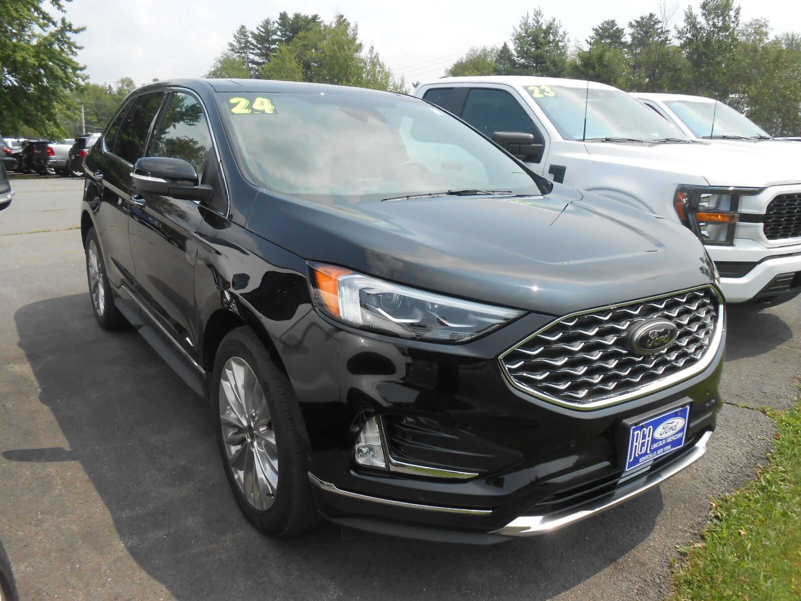 2024 Ford Edge Titanium photo 2