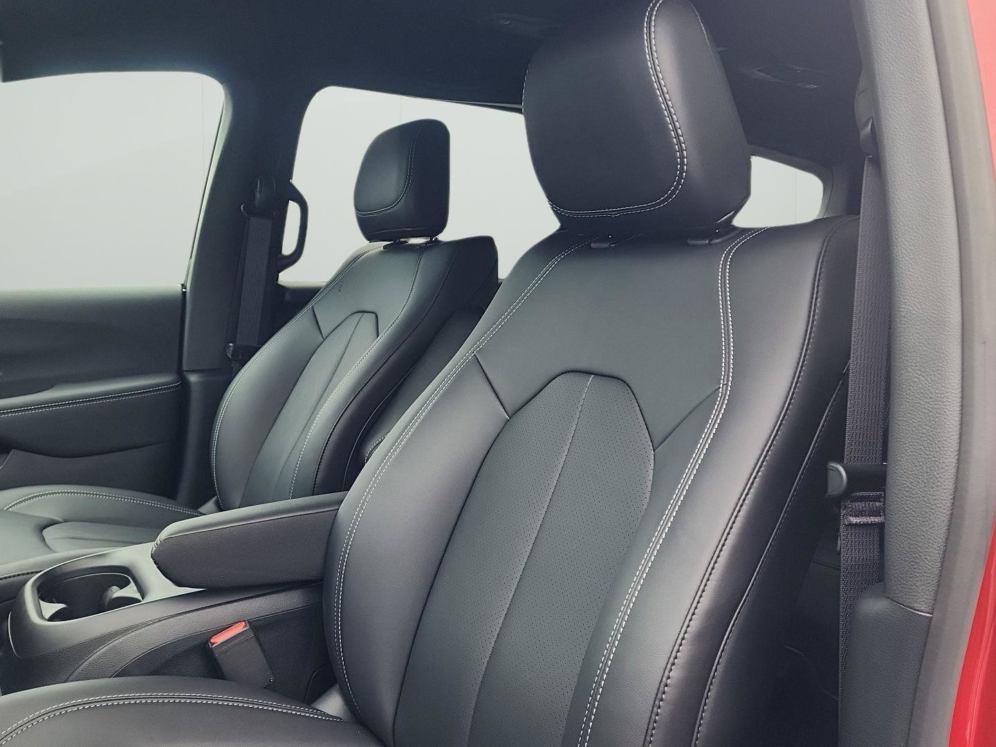 2026 Chrysler Pacifica Select - Photo 13