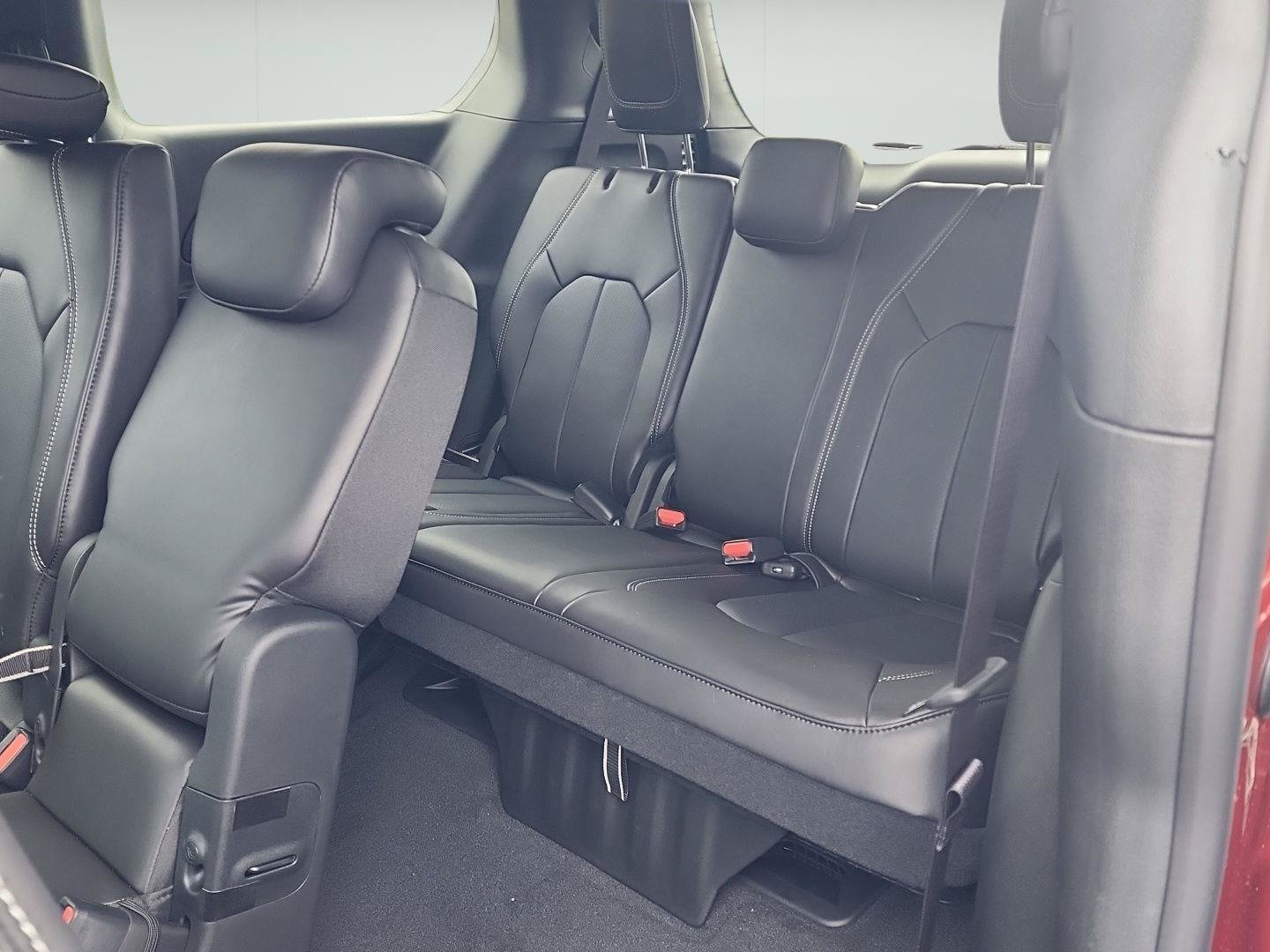 2026 Chrysler Pacifica Select - Photo 16