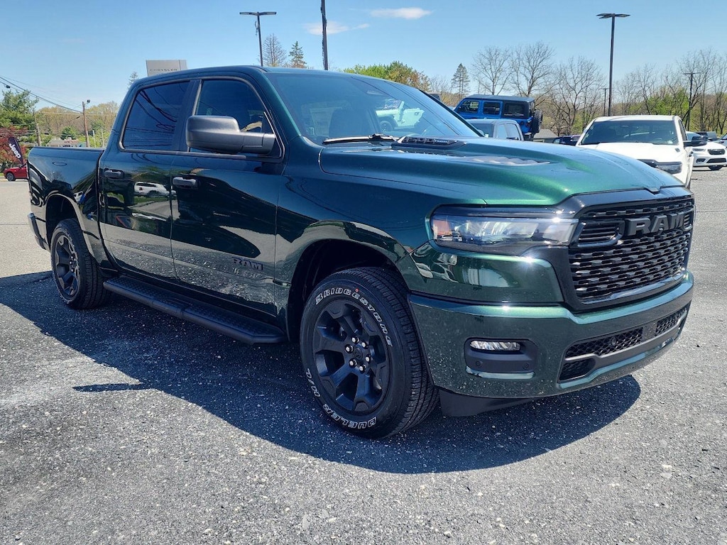 New 2026 Ram 1500 EXPRESS CREW CAB 4X4 5'7 BOX Pickup