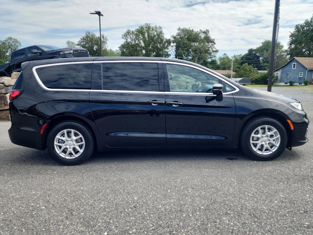 New 2026 Chrysler Pacifica SELECT Passenger Van