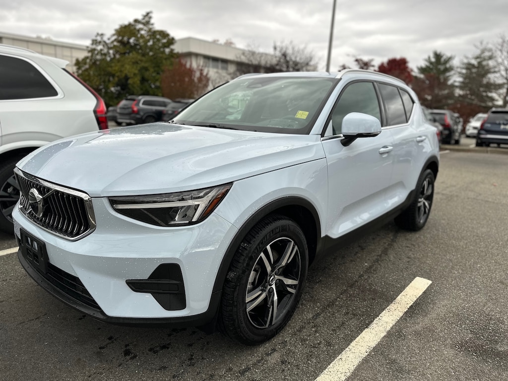 Used 2025 Volvo XC40 B5 Leather, Panoramic Roof, Climate package SUV