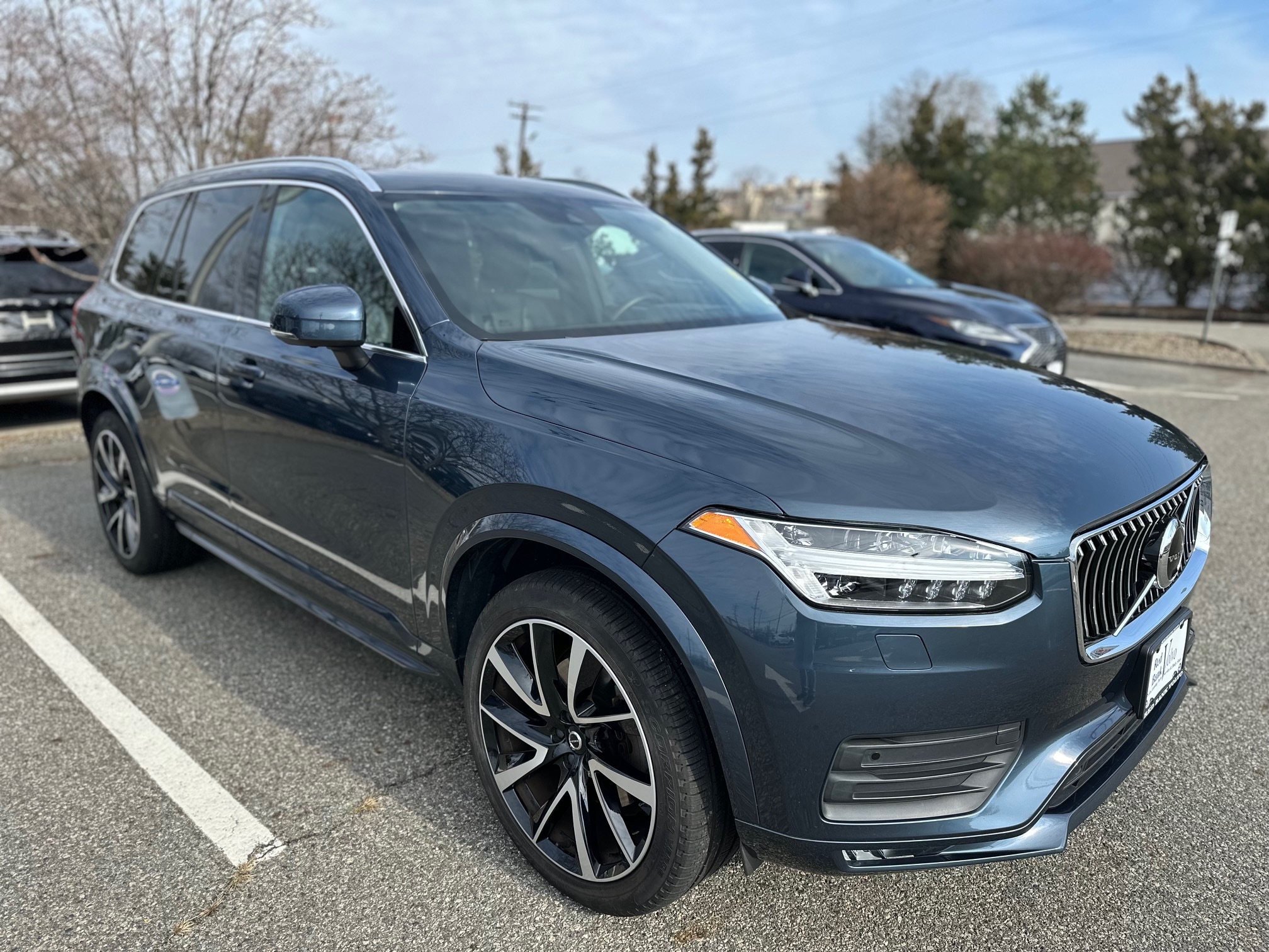 2021 Volvo XC90 Momentum's photo