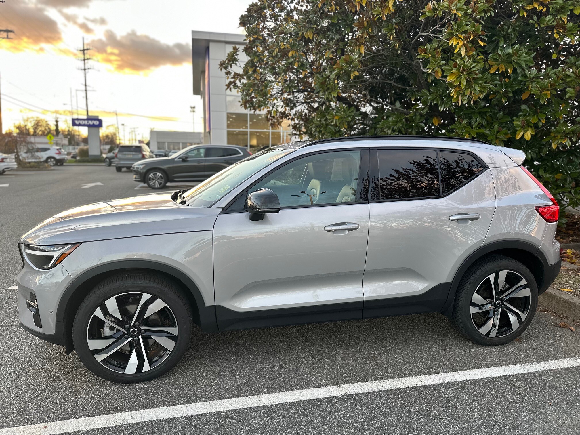 2025 Volvo XC40 Plus photo 3