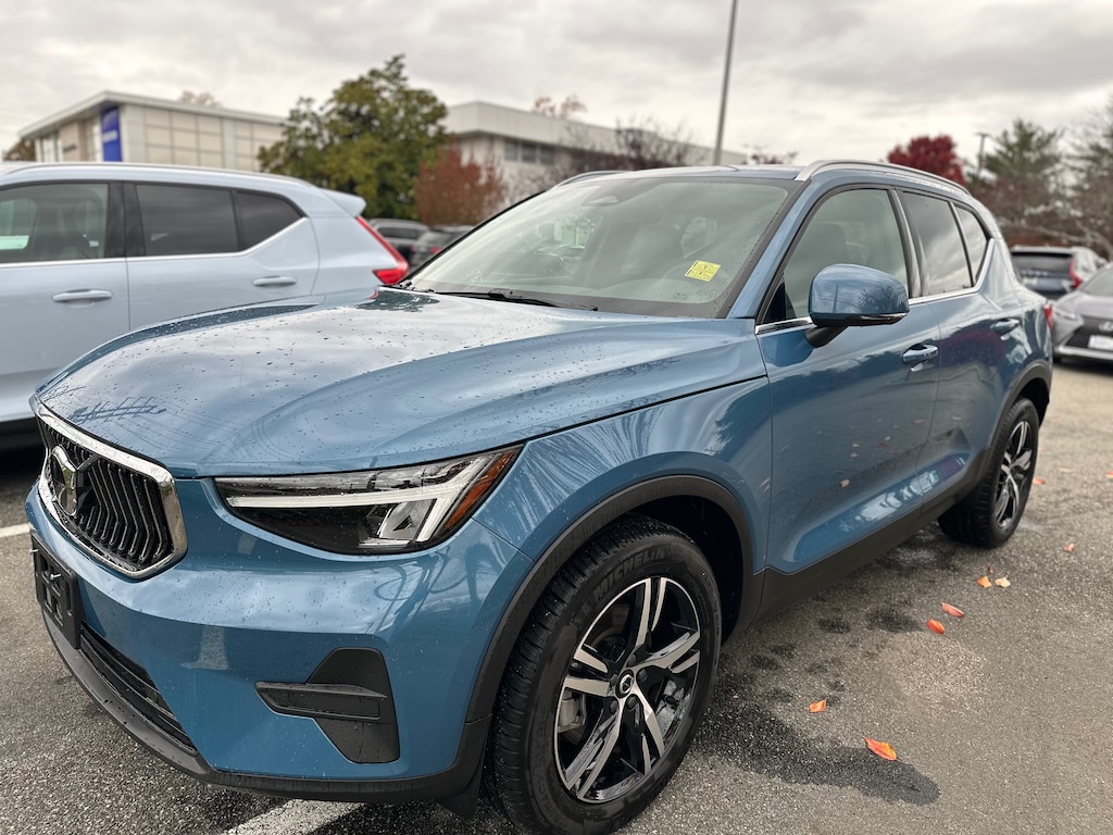 Used 2025 Volvo XC40 B5 Leather, panoramic Moonroof, climate pkg SUV