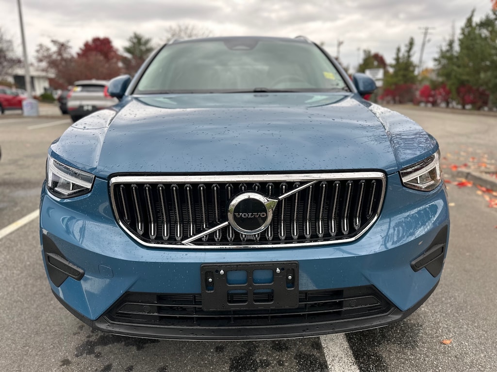 Used 2025 Volvo XC40 B5 Leather, panoramic Moonroof, climate pkg SUV