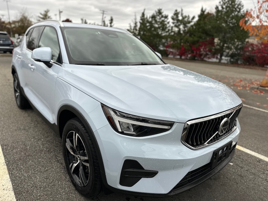 Used 2025 Volvo XC40 B5 Leather, Panoramic Roof, Climate package SUV