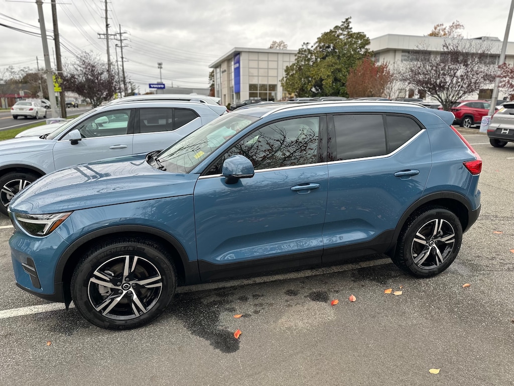 Used 2025 Volvo XC40 B5 Leather, panoramic Moonroof, climate pkg SUV