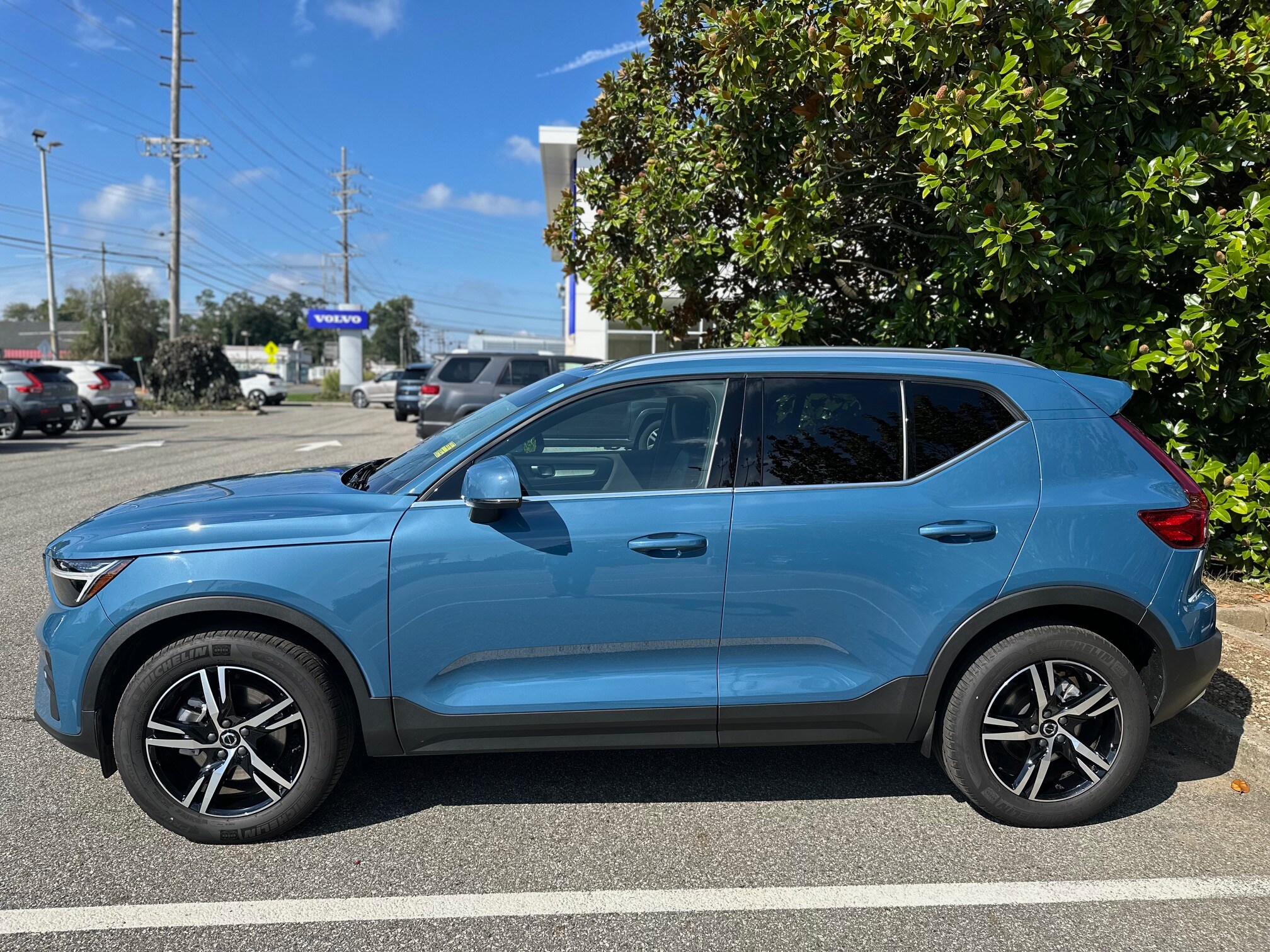 2025 Volvo XC40 Core photo 2