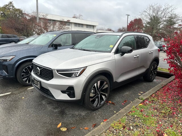 2025 Volvo XC40 B5 Plus Dark Theme SUV