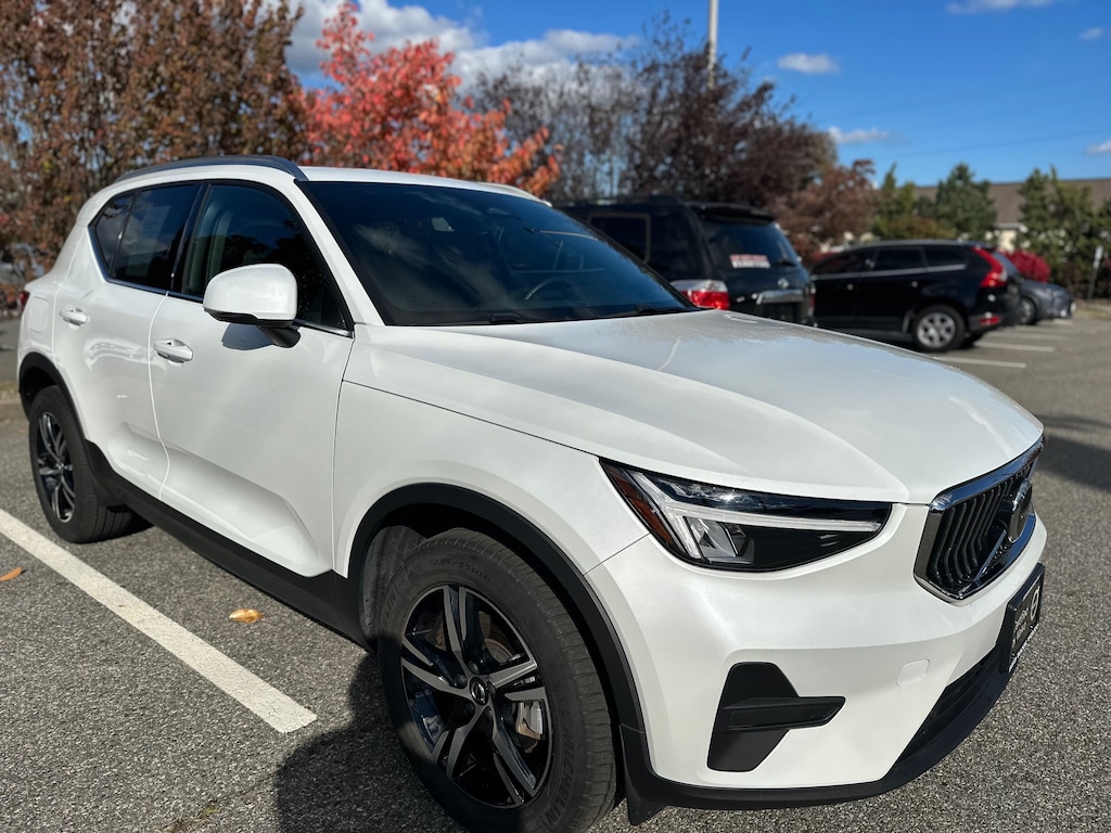 Certified 2025 Volvo XC40 B5 Panoramic roof SUV