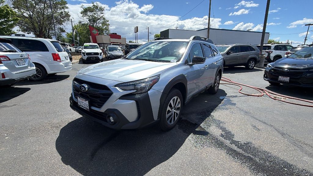 2025 Subaru Outback Premium's photo