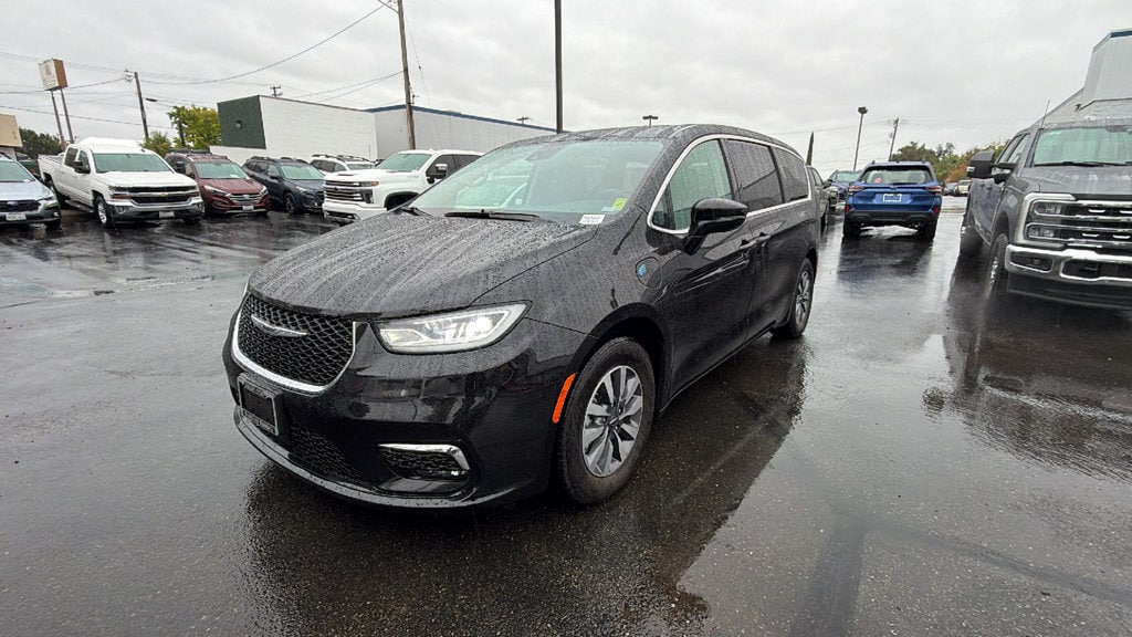 2024 Chrysler Pacifica PHEV Select
