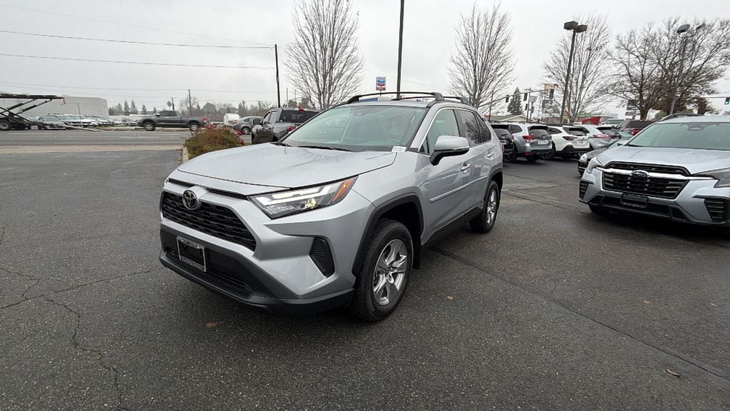 2025 Toyota RAV4 XLE's photo