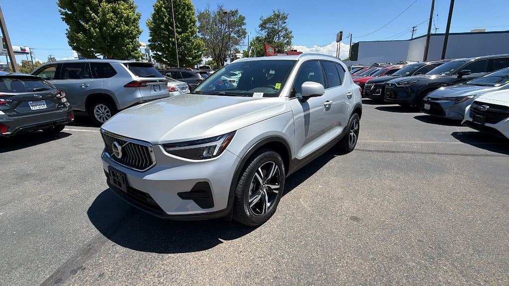 Used 2024 Volvo XC40 B5 Core SUV