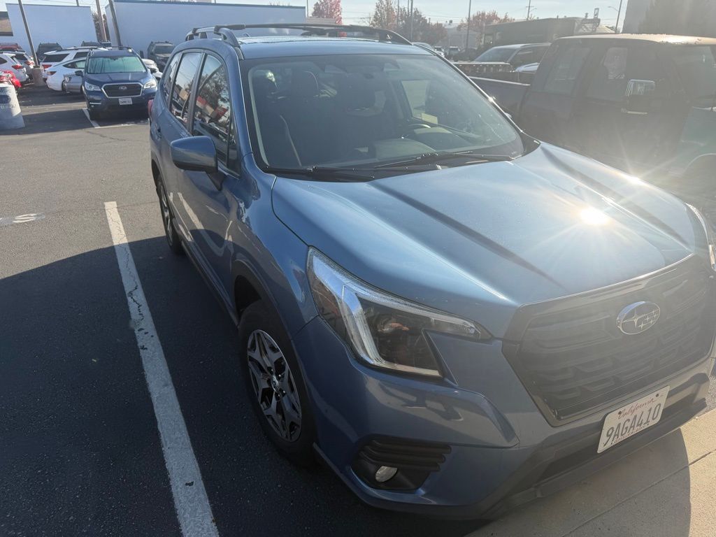 2022 Subaru Forester Premium photo 2