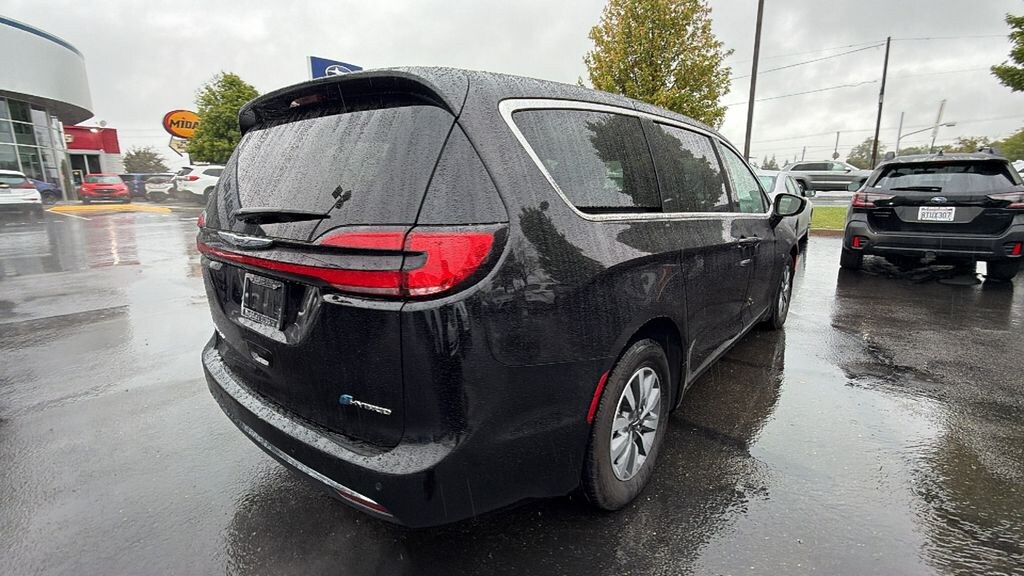 Used 2024 Chrysler Pacifica Hybrid Select Minivan/Van
