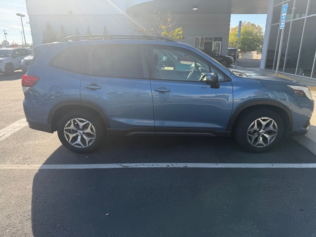 2022 Subaru Forester Premium photo 3