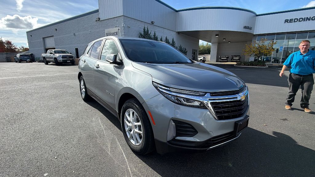 2023 Chevrolet Equinox LT photo 2