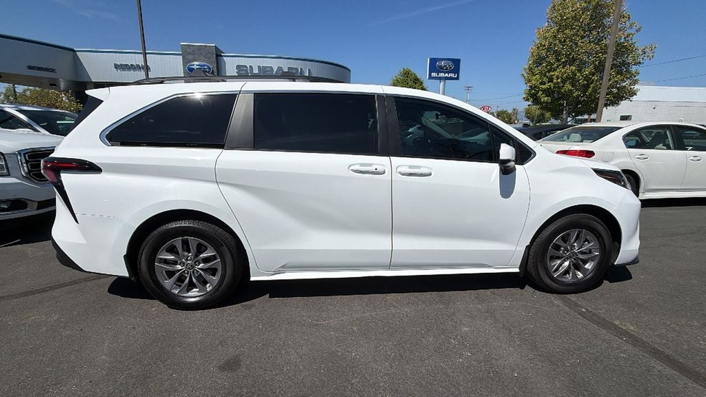 Used 2025 Toyota Sienna LE Minivan/Van