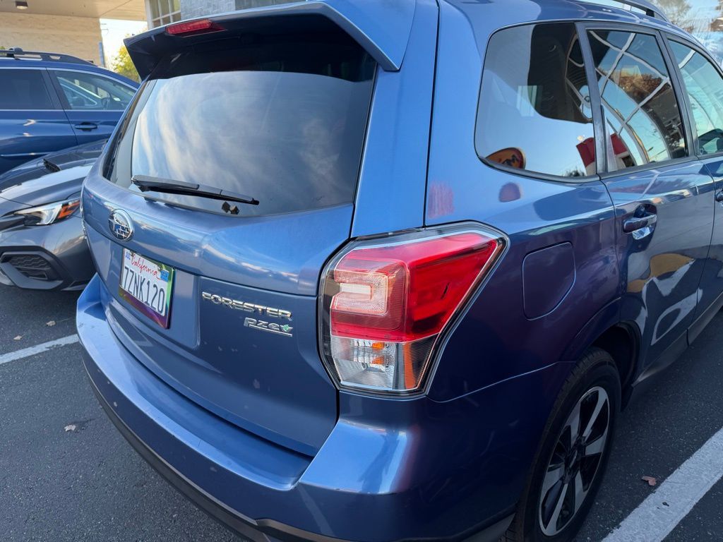 2017 Subaru Forester 2.5i Premium photo 3