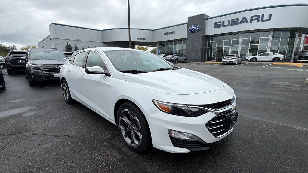 2023 Chevrolet Malibu 1LT photo 2