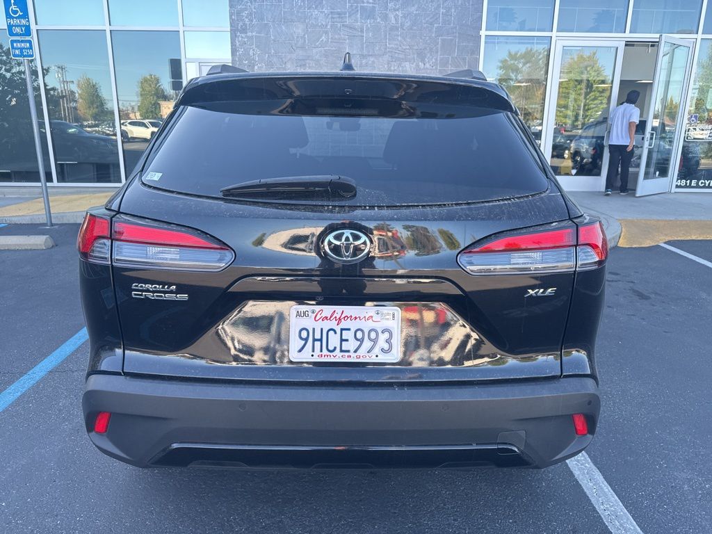 2023 Toyota Corolla Cross XLE photo 4
