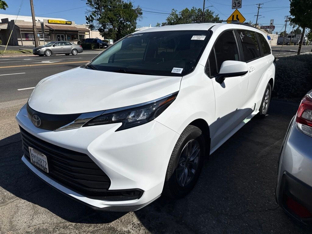 Used 2025 Toyota Sienna LE Minivan/Van