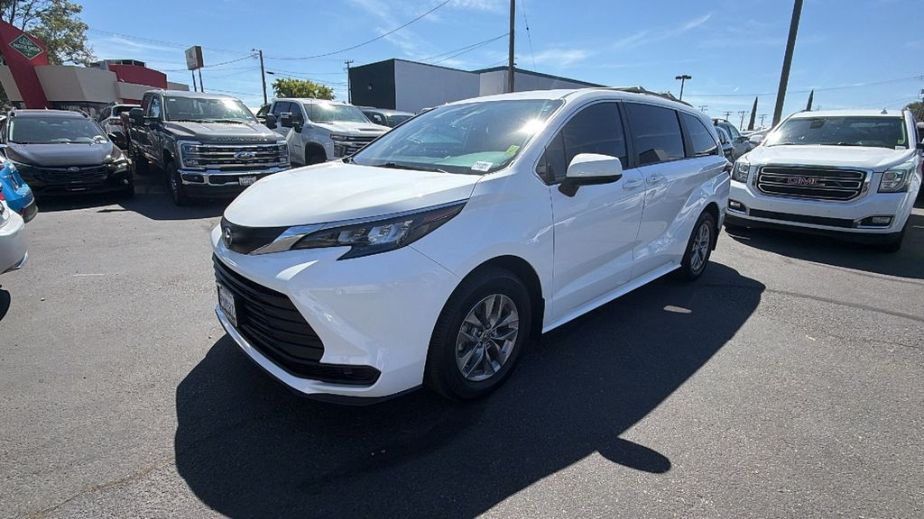 Used 2025 Toyota Sienna LE Minivan/Van