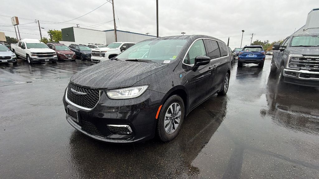 Used 2024 Chrysler Pacifica Hybrid Select Minivan/Van