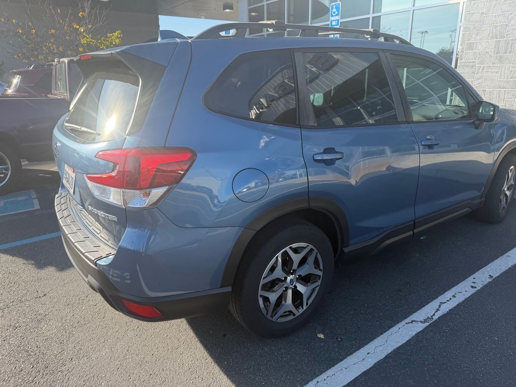 2022 Subaru Forester Premium photo 4
