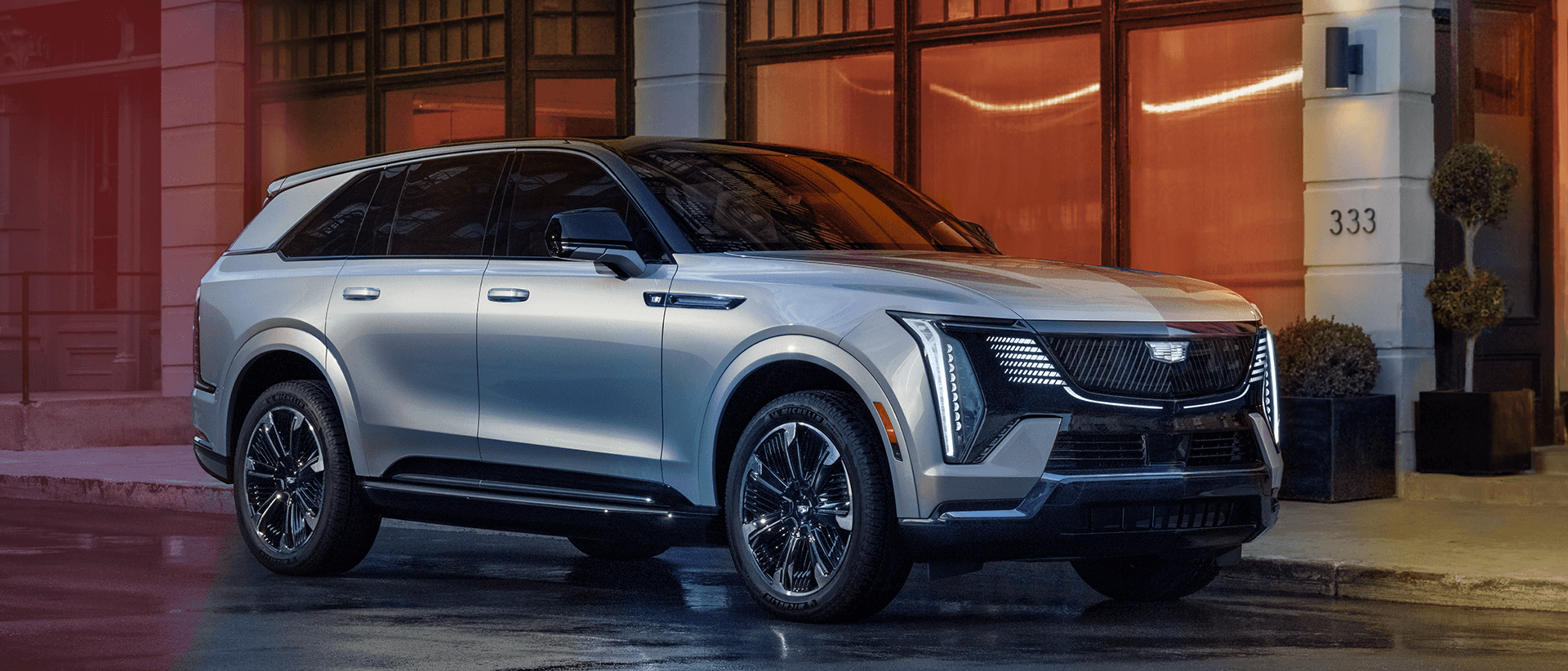 cadillac-vistiq-car-and-driver-editiors-choice-award
