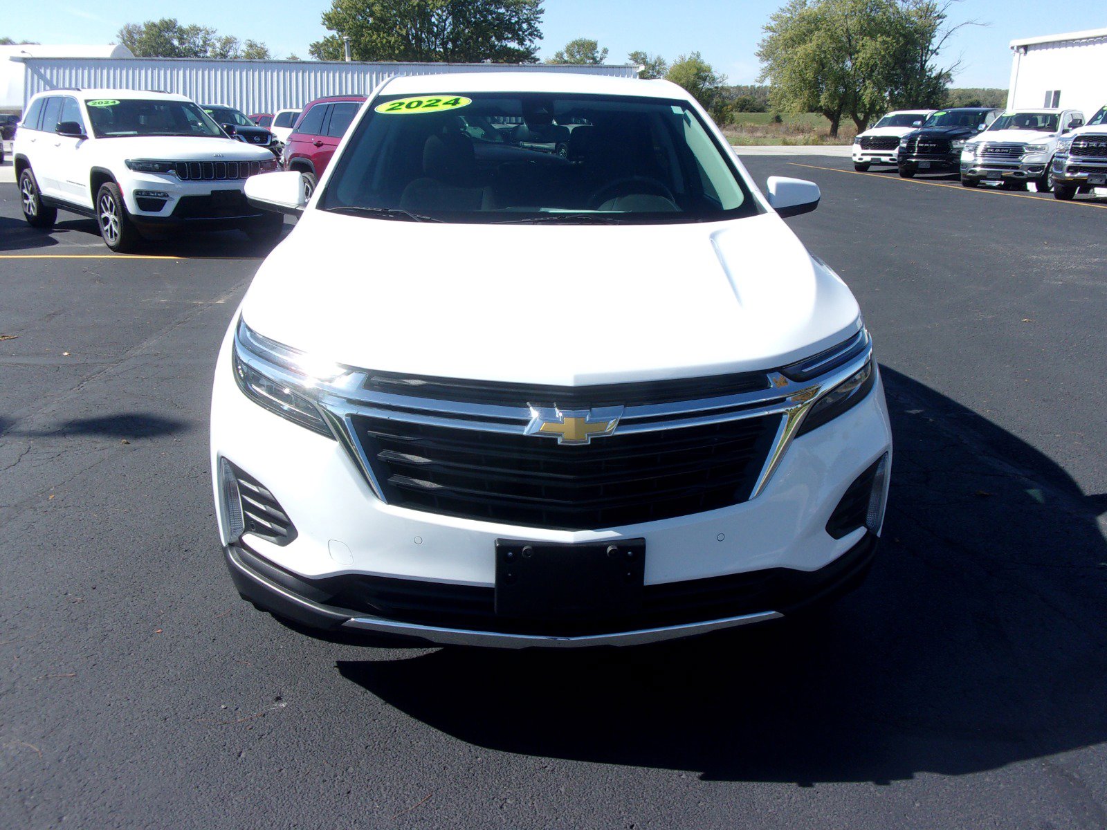 2024 Chevrolet Equinox photo 2